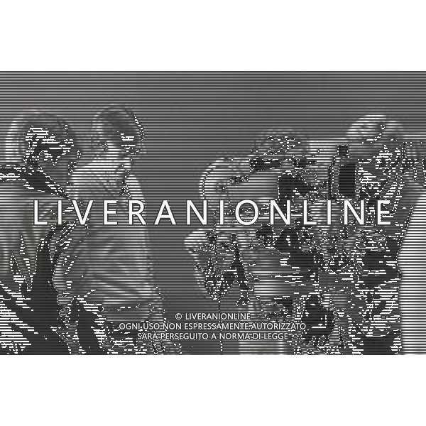 NEG-RETROSPETTIVA CARLO LIZZANI REGISTA NELLA FOTO CARLO LIZZANI REGISTA A MILANO IN NELL\'ANNO 1976 DURANTE LE RIPRESE DEL FILM“ SAN BABILA ORE 20 : DELITTO INUTILE “ AG ALDO LIVERANI SAS 