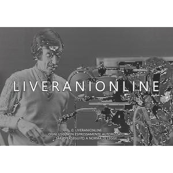 NEG-RETROSPETTIVA CARLO LIZZANI REGISTA NELLA FOTO CARLO LIZZANI REGISTA A MILANO IN NELL\'ANNO 1976 DURANTE LE RIPRESE DEL FILM“ SAN BABILA ORE 20 : DELITTO INUTILE “ AG ALDO LIVERANI SAS 