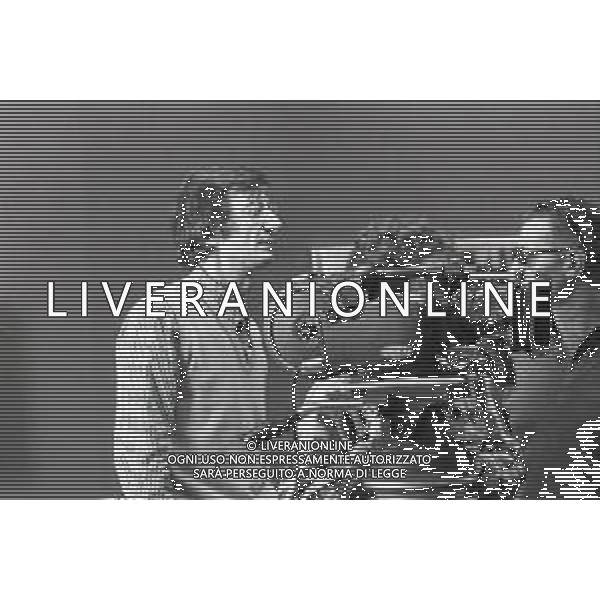 NEG-RETROSPETTIVA CARLO LIZZANI REGISTA NELLA FOTO CARLO LIZZANI REGISTA A MILANO IN NELL\'ANNO 1976 DURANTE LE RIPRESE DEL FILM“ SAN BABILA ORE 20 : DELITTO INUTILE “ AG ALDO LIVERANI SAS 