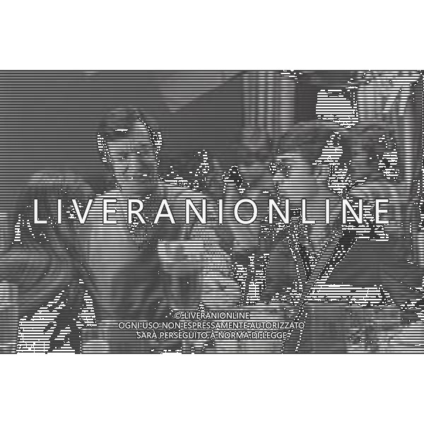 NEG-RETROSPETTIVA CARLO LIZZANI REGISTA NELLA FOTO CARLO LIZZANI REGISTA A MILANO IN NELL\'ANNO 1976 DURANTE LE RIPRESE DEL FILM“ SAN BABILA ORE 20 : DELITTO INUTILE “ AG ALDO LIVERANI SAS 