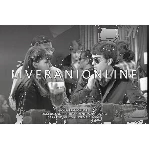 NEG-RETROSPETTIVA CARLO LIZZANI REGISTA NELLA FOTO CARLO LIZZANI REGISTA A MILANO IN NELL\'ANNO 1976 DURANTE LE RIPRESE DEL FILM“ SAN BABILA ORE 20 : DELITTO INUTILE “ AG ALDO LIVERANI SAS 