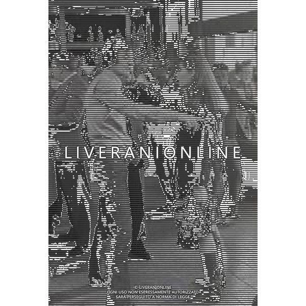 NEG-RETROSPETTIVA CARLO LIZZANI REGISTA NELLA FOTO CARLO LIZZANI REGISTA A MILANO IN NELL\'ANNO 1976 DURANTE LE RIPRESE DEL FILM“ SAN BABILA ORE 20 : DELITTO INUTILE “ AG ALDO LIVERANI SAS 