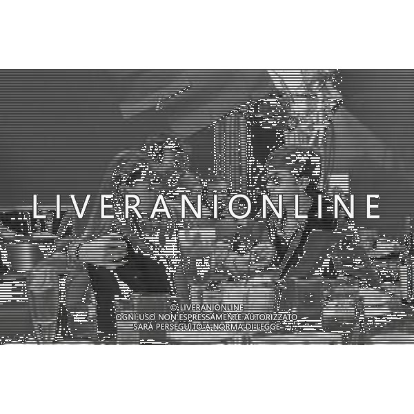 NEG-RETROSPETTIVA CARLO LIZZANI REGISTA NELLA FOTO CARLO LIZZANI REGISTA A MILANO IN NELL\'ANNO 1976 DURANTE LE RIPRESE DEL FILM“ SAN BABILA ORE 20 : DELITTO INUTILE “ AG ALDO LIVERANI SAS 