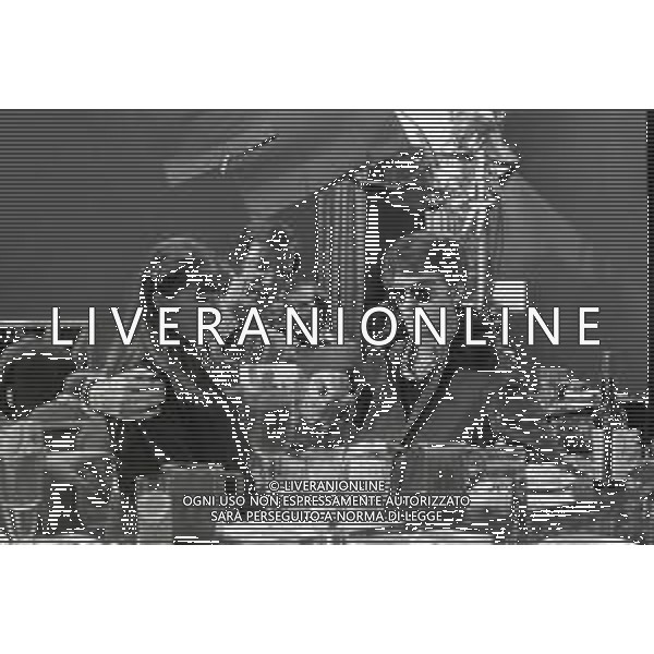NEG-RETROSPETTIVA CARLO LIZZANI REGISTA NELLA FOTO CARLO LIZZANI REGISTA A MILANO IN NELL\'ANNO 1976 DURANTE LE RIPRESE DEL FILM“ SAN BABILA ORE 20 : DELITTO INUTILE “ AG ALDO LIVERANI SAS 