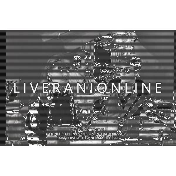 NEG-RETROSPETTIVA CARLO LIZZANI REGISTA NELLA FOTO CARLO LIZZANI REGISTA A MILANO IN NELL\'ANNO 1976 DURANTE LE RIPRESE DEL FILM“ SAN BABILA ORE 20 : DELITTO INUTILE “ AG ALDO LIVERANI SAS 