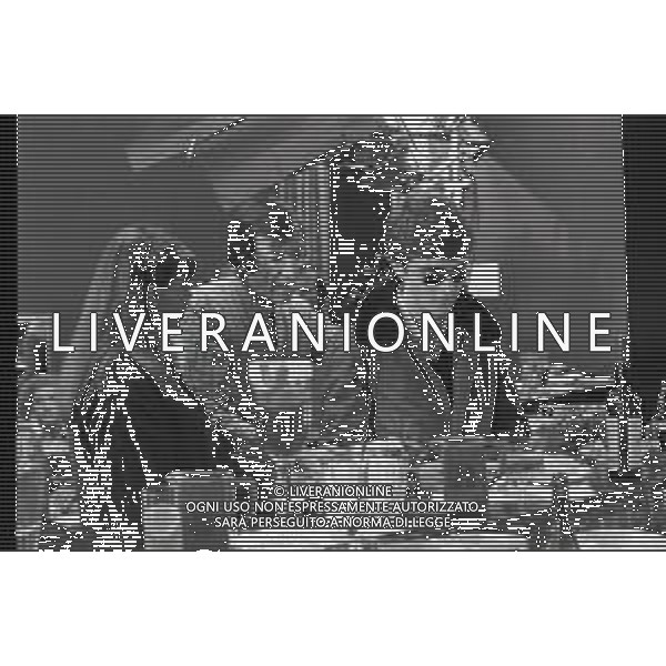 NEG-RETROSPETTIVA CARLO LIZZANI REGISTA NELLA FOTO CARLO LIZZANI REGISTA A MILANO IN NELL\'ANNO 1976 DURANTE LE RIPRESE DEL FILM“ SAN BABILA ORE 20 : DELITTO INUTILE “ AG ALDO LIVERANI SAS 