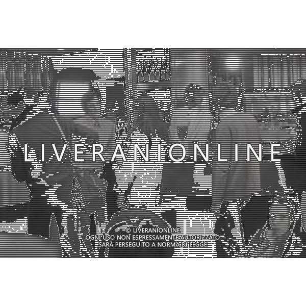 NEG-RETROSPETTIVA CARLO LIZZANI REGISTA NELLA FOTO CARLO LIZZANI REGISTA A MILANO IN NELL\'ANNO 1976 DURANTE LE RIPRESE DEL FILM“ SAN BABILA ORE 20 : DELITTO INUTILE “ AG ALDO LIVERANI SAS 
