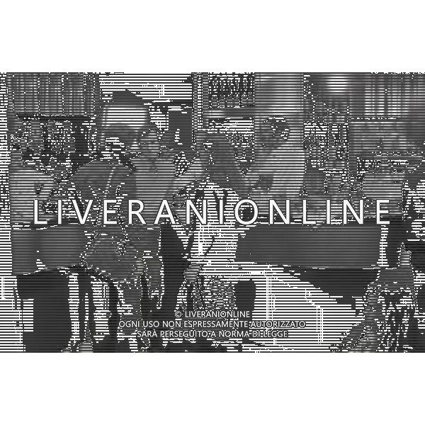 NEG-RETROSPETTIVA CARLO LIZZANI REGISTA NELLA FOTO CARLO LIZZANI REGISTA A MILANO IN NELL\'ANNO 1976 DURANTE LE RIPRESE DEL FILM“ SAN BABILA ORE 20 : DELITTO INUTILE “ AG ALDO LIVERANI SAS 