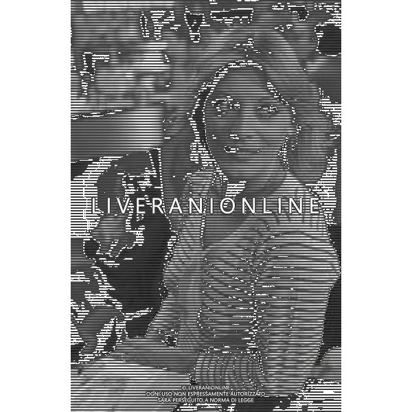 NEG-RETROSPETTIVA CARLO LIZZANI REGISTA NELLA FOTO CARLO LIZZANI REGISTA A MILANO IN NELL\'ANNO 1976 DURANTE LE RIPRESE DEL FILM“ SAN BABILA ORE 20 : DELITTO INUTILE “ AG ALDO LIVERANI SAS 