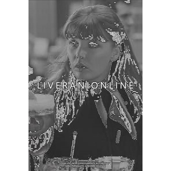 NEG-RETROSPETTIVA CARLO LIZZANI REGISTA NELLA FOTO CARLO LIZZANI REGISTA A MILANO IN NELL\'ANNO 1976 DURANTE LE RIPRESE DEL FILM“ SAN BABILA ORE 20 : DELITTO INUTILE “ AG ALDO LIVERANI SAS 