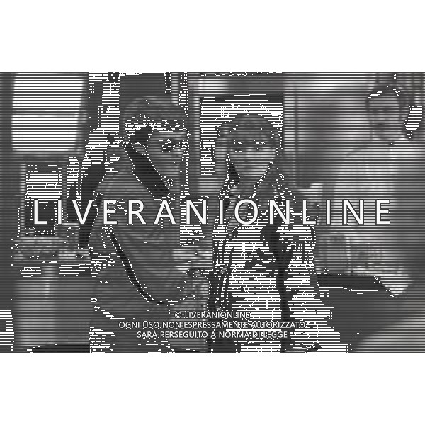 NEG-RETROSPETTIVA CARLO LIZZANI REGISTA NELLA FOTO CARLO LIZZANI REGISTA A MILANO IN NELL\'ANNO 1976 DURANTE LE RIPRESE DEL FILM“ SAN BABILA ORE 20 : DELITTO INUTILE “ AG ALDO LIVERANI SAS 