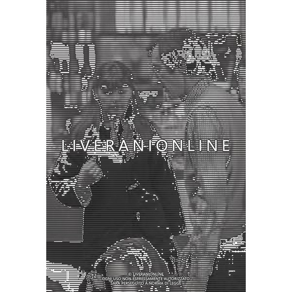 NEG-RETROSPETTIVA CARLO LIZZANI REGISTA NELLA FOTO CARLO LIZZANI REGISTA A MILANO IN NELL\'ANNO 1976 DURANTE LE RIPRESE DEL FILM“ SAN BABILA ORE 20 : DELITTO INUTILE “ AG ALDO LIVERANI SAS 