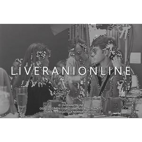 NEG-RETROSPETTIVA CARLO LIZZANI REGISTA NELLA FOTO CARLO LIZZANI REGISTA A MILANO IN NELL\'ANNO 1976 DURANTE LE RIPRESE DEL FILM“ SAN BABILA ORE 20 : DELITTO INUTILE “ AG ALDO LIVERANI SAS 