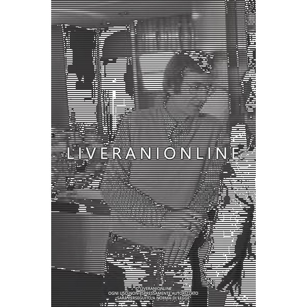 NEG-RETROSPETTIVA CARLO LIZZANI REGISTA NELLA FOTO CARLO LIZZANI REGISTA A MILANO IN NELL\'ANNO 1976 DURANTE LE RIPRESE DEL FILM“ SAN BABILA ORE 20 : DELITTO INUTILE “ AG ALDO LIVERANI SAS 