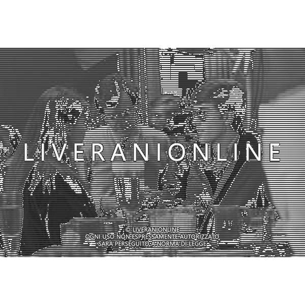 NEG-RETROSPETTIVA CARLO LIZZANI REGISTA NELLA FOTO CARLO LIZZANI REGISTA A MILANO IN NELL\'ANNO 1976 DURANTE LE RIPRESE DEL FILM“ SAN BABILA ORE 20 : DELITTO INUTILE “ AG ALDO LIVERANI SAS 