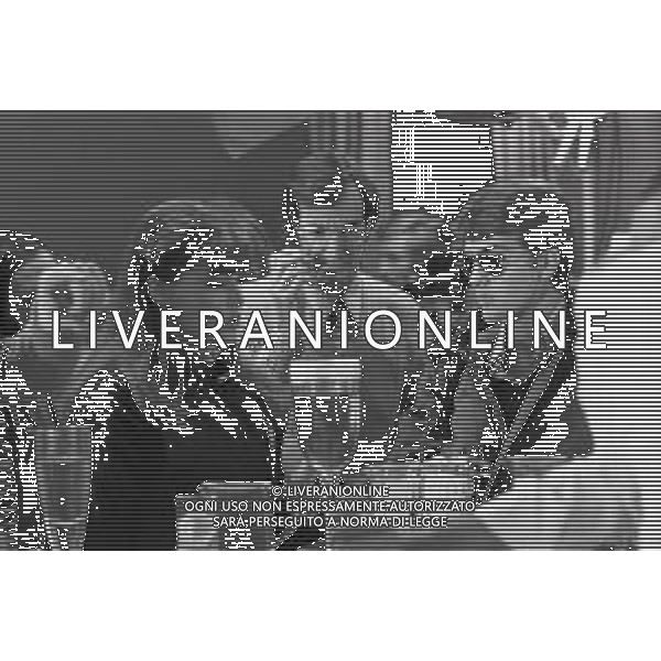 NEG-RETROSPETTIVA CARLO LIZZANI REGISTA NELLA FOTO CARLO LIZZANI REGISTA A MILANO IN NELL\'ANNO 1976 DURANTE LE RIPRESE DEL FILM“ SAN BABILA ORE 20 : DELITTO INUTILE “ AG ALDO LIVERANI SAS 