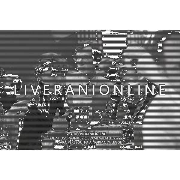 NEG-RETROSPETTIVA CARLO LIZZANI REGISTA NELLA FOTO CARLO LIZZANI REGISTA A MILANO IN NELL\'ANNO 1976 DURANTE LE RIPRESE DEL FILM“ SAN BABILA ORE 20 : DELITTO INUTILE “ AG ALDO LIVERANI SAS 