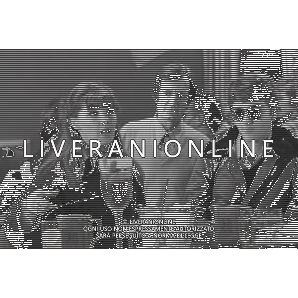 NEG-RETROSPETTIVA CARLO LIZZANI REGISTA NELLA FOTO CARLO LIZZANI REGISTA A MILANO IN NELL\'ANNO 1976 DURANTE LE RIPRESE DEL FILM“ SAN BABILA ORE 20 : DELITTO INUTILE “ AG ALDO LIVERANI SAS 