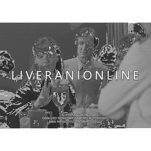 NEG-RETROSPETTIVA CARLO LIZZANI REGISTA NELLA FOTO CARLO LIZZANI REGISTA A MILANO IN NELL\'ANNO 1976 DURANTE LE RIPRESE DEL FILM“ SAN BABILA ORE 20 : DELITTO INUTILE “ AG ALDO LIVERANI SAS 