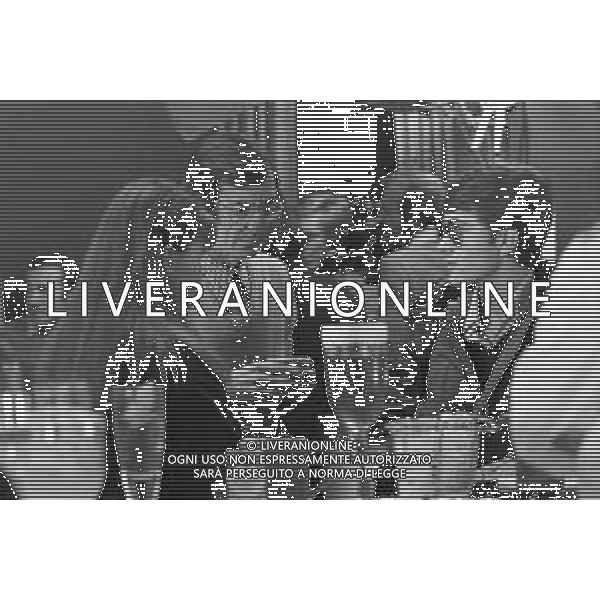 NEG-RETROSPETTIVA CARLO LIZZANI REGISTA NELLA FOTO CARLO LIZZANI REGISTA A MILANO IN NELL\'ANNO 1976 DURANTE LE RIPRESE DEL FILM“ SAN BABILA ORE 20 : DELITTO INUTILE “ AG ALDO LIVERANI SAS 