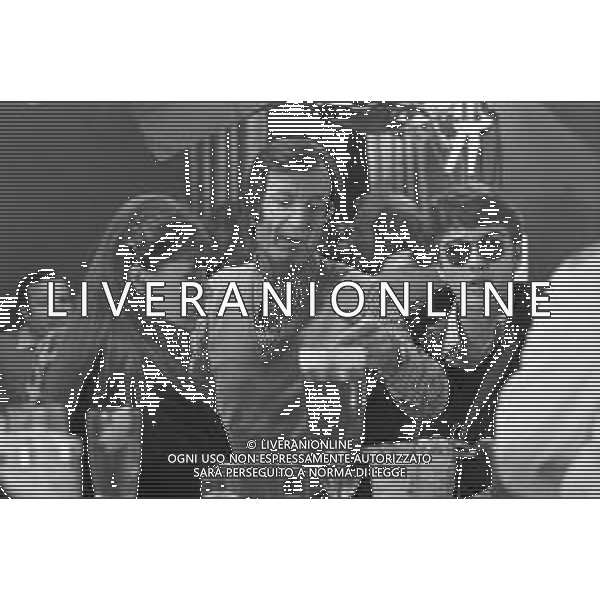 NEG-RETROSPETTIVA CARLO LIZZANI REGISTA NELLA FOTO CARLO LIZZANI REGISTA A MILANO IN NELL\'ANNO 1976 DURANTE LE RIPRESE DEL FILM“ SAN BABILA ORE 20 : DELITTO INUTILE “ AG ALDO LIVERANI SAS 