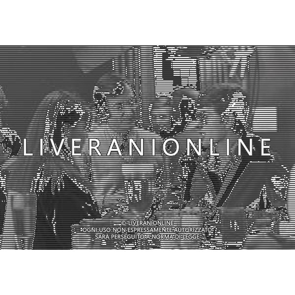 NEG-RETROSPETTIVA CARLO LIZZANI REGISTA NELLA FOTO CARLO LIZZANI REGISTA A MILANO IN NELL\'ANNO 1976 DURANTE LE RIPRESE DEL FILM“ SAN BABILA ORE 20 : DELITTO INUTILE “ AG ALDO LIVERANI SAS 