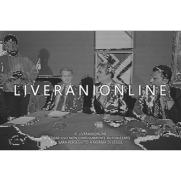 NEG- RETROSPETTIVA GIOVANNI TRAPATTONI ALLENATORE INTER NELLA FOTO GIOVANNI TRAPATTONI CON IL PRESIDENTE ERNESTO PELLEGRINI ALLA SUA PRESENTAZIONE COME NUOVO ALLENATORE INTER CALCIO NELL’ANNO 1986 AG ALDO LIVERANI SAS