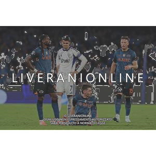 TVPM Napoli, Como Nella Foto: infortunio Billy Clifford Gilmour Foto Mosca, Ag.Liverani- AGENZIA ALDO LIVERANI SAS -TVPM Napoli - Como Campionato calcio Serie A 01.11.2025