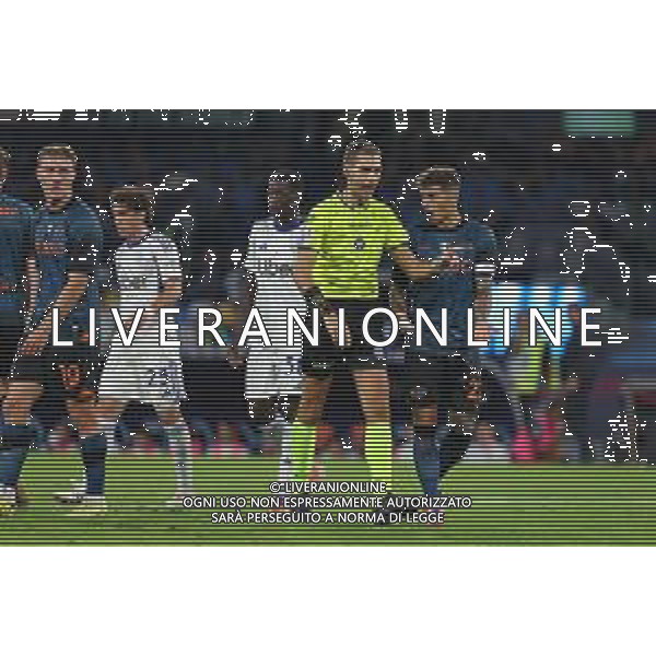 TVPM Napoli, Como Nella Foto: arbitro Zufferli, Giovanni Di Lorenzo Foto Mosca, Ag.Liverani- AGENZIA ALDO LIVERANI SAS -TVPM Napoli - Como Campionato calcio Serie A 01.11.2025