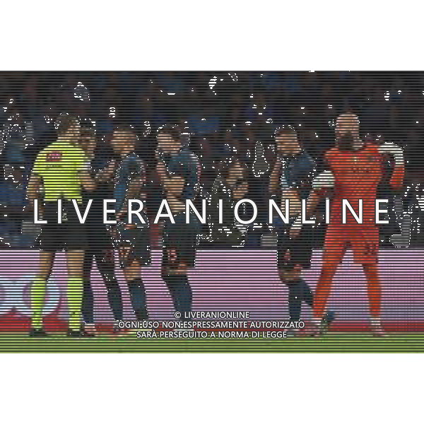 TVPM Napoli, Como Nella Foto: Proteste con arbitro Zufferli per il calcio di rigore Foto Mosca, Ag.Liverani- AGENZIA ALDO LIVERANI SAS -TVPM Napoli - Como Campionato calcio Serie A 01.11.2025