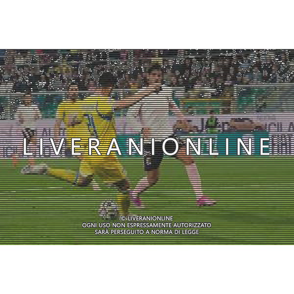 Palermo, Italia, 1 novembre 2025. Stadio Renzo Barbera, Palermo vs Pescara, match valido per il campionato di Serie B 2025/2026. Nella foto: Fabrizio Caligara (Pescara) e Pietro Ceccaroni (Palermo FC) ©Federico Serra - AGENZIA ALDO LIVERANI SAS