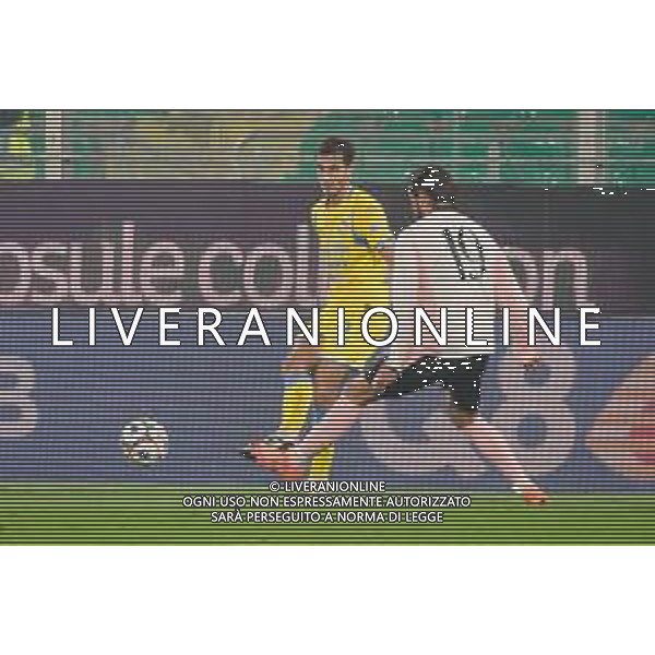 Palermo, Italia, 1 novembre 2025. Stadio Renzo Barbera, Palermo vs Pescara, match valido per il campionato di Serie B 2025/2026. Nella foto: Riccardo Capellini (Pescara) e Bartosz Bereszynski (Palermo FC) ©Federico Serra - AGENZIA ALDO LIVERANI SAS