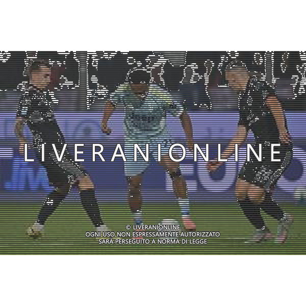 TVRG Cremonese vs Juventus nella foto Lois Openda (Juventus) tra Jari Vandeputte (Cremonese) e Filippo Terracciano (Cremonese) Cremona 01-11-2025 Stadio Giovanni Zini Cremonese vs Juventus Campionato Serie A Enilive - 10a giornata foto Roberto Garavaglia/Agenzia Aldo Liverani sas