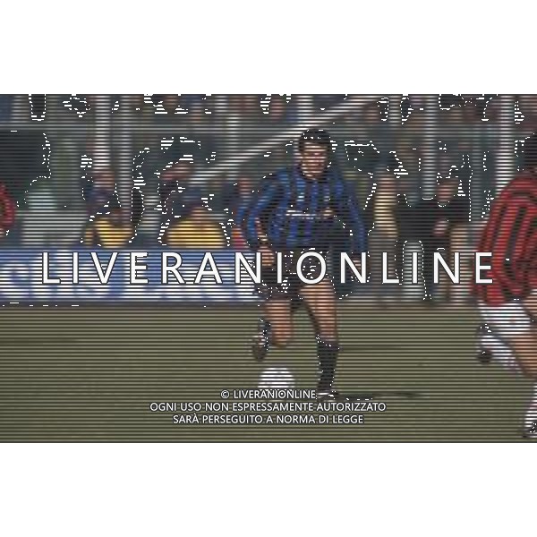 DIAP-RETROSPETTIVA ROBERTO RAMBAUDI CALCIATORE NELLA FOTO ROBERTO RAMBAUDI CON LA MAGLIA DELL\'ATALANTA CALCIO NELL\'ANNO 1992 AG ALDO LIVERANI SAS