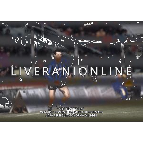 DIAP-RETROSPETTIVA ROBERTO RAMBAUDI CALCIATORE NELLA FOTO ROBERTO RAMBAUDI CON LA MAGLIA DELL\'ATALANTA CALCIO NELL\'ANNO 1992 AG ALDO LIVERANI SAS