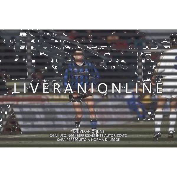DIAP-RETROSPETTIVA ROBERTO RAMBAUDI CALCIATORE NELLA FOTO ROBERTO RAMBAUDI CON LA MAGLIA DELL\'ATALANTA CALCIO NELL\'ANNO 1992 AG ALDO LIVERANI SAS
