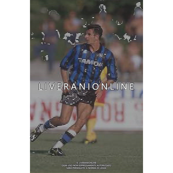 DIAP-RETROSPETTIVA ROBERTO RAMBAUDI CALCIATORE NELLA FOTO ROBERTO RAMBAUDI CON LA MAGLIA DELL\'ATALANTA CALCIO NELL\'ANNO 1992 AG ALDO LIVERANI SAS