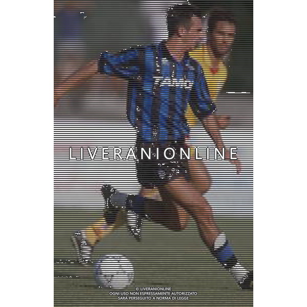 DIAP-RETROSPETTIVA ROBERTO RAMBAUDI CALCIATORE NELLA FOTO ROBERTO RAMBAUDI CON LA MAGLIA DELL\'ATALANTA CALCIO NELL\'ANNO 1992 AG ALDO LIVERANI SAS