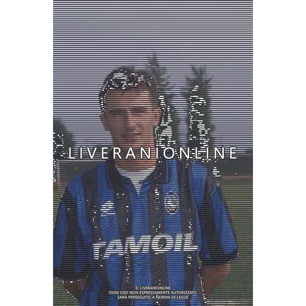 DIAP-RETROSPETTIVA ROBERTO RAMBAUDI CALCIATORE NELLA FOTO ROBERTO RAMBAUDI CON LA MAGLIA DELL\'ATALANTA CALCIO NELL\'ANNO 1992 AG ALDO LIVERANI SAS