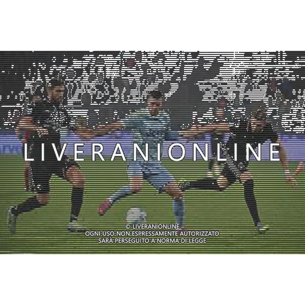 TVRG Cremonese vs Juventus nella foto Dusan Vlahovic (Juventus) difende la palla tra Matteo Bianchetti (Cremonese) SX e Federico Baschirotto (Cremonese) DX Cremona 01-11-2025 Stadio Giovanni Zini Cremonese vs Juventus Campionato Serie A Enilive - 10a giornata foto Roberto Garavaglia/Agenzia Aldo Liverani sas