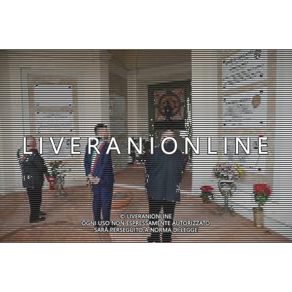 IMOLA 02 11 2025 CIMITERO DI PIRATELLO GIORNO DEI MORTI L\'omaggio ai defunti da parte del sindaco MARCO PANIERI, GABRIO SALLIERI PRESIDENTE ANPI E FABRIZIO CASTELLARI CONSIGLIERE REGIONALE EMILIA ROMAGNA NELLA FOTO un mazzo di fiori e reso omaggio al Famedio, che ospita le tombe dei grandi imolesi del passato ©SANNA - AGENZIA ALDO LIVERANI SAS