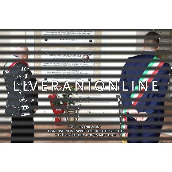 IMOLA 02 11 2025 CIMITERO DI PIRATELLO GIORNO DEI MORTI L\'omaggio ai defunti da parte del sindaco MARCO PANIERI, GABRIO SALLIERI PRESIDENTE ANPI E FABRIZIO CASTELLARI CONSIGLIERE REGIONALE EMILIA ROMAGNA NELLA FOTO un mazzo di fiori e reso omaggio al Famedio, che ospita le tombe dei grandi imolesi del passato ©SANNA - AGENZIA ALDO LIVERANI SAS