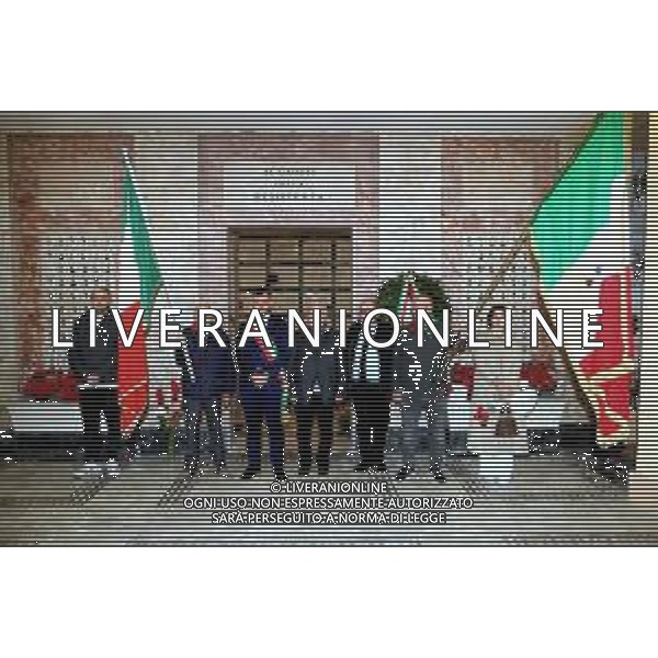 IMOLA 02 11 2025 CIMITERO DI PIRATELLO GIORNO DEI MORTI L\'omaggio ai defunti da parte del sindaco MARCO PANIERI, GABRIO SALLIERI PRESIDENTE ANPI E FABRIZIO CASTELLARI CONSIGLIERE REGIONALE EMILIA ROMAGNA NELLA FOTO UN MAZZO DI FIORI alla tomba monumentale dei Caduti della Resistenza PRESENTI ANCHE PARTIGIANO VITTORIO GARDI, GIOVANI DEMOCRATICI E FULVIO ANDALO\' ANPI ©SANNA - AGENZIA ALDO LIVERANI SAS