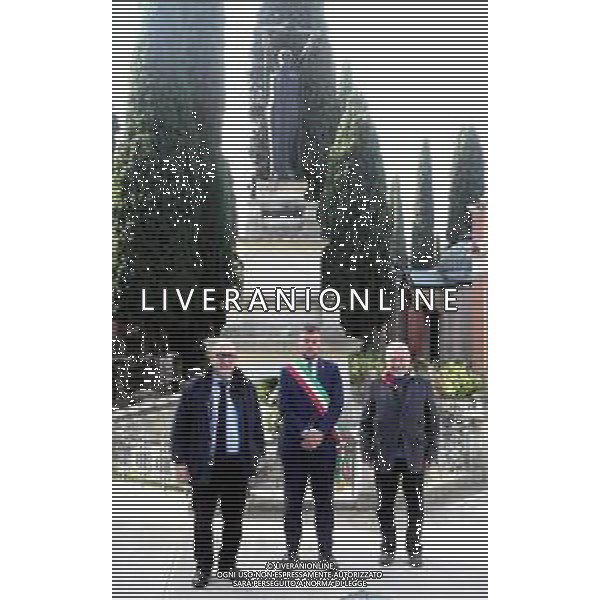 IMOLA 02 11 2025 CIMITERO DI PIRATELLO GIORNO DEI MORTI L\'omaggio ai defunti da parte del sindaco MARCO PANIERI, GABRIO SALLIERI PRESIDENTE ANPI E FABRIZIO CASTELLARI CONSIGLIERE REGIONALE EMILIA ROMAGNA NELLA FOTO UN MAZZO DI FIORI al Sacrario dei Caduti della Prima Guerra Mondiale ©SANNA - AGENZIA ALDO LIVERANI SAS