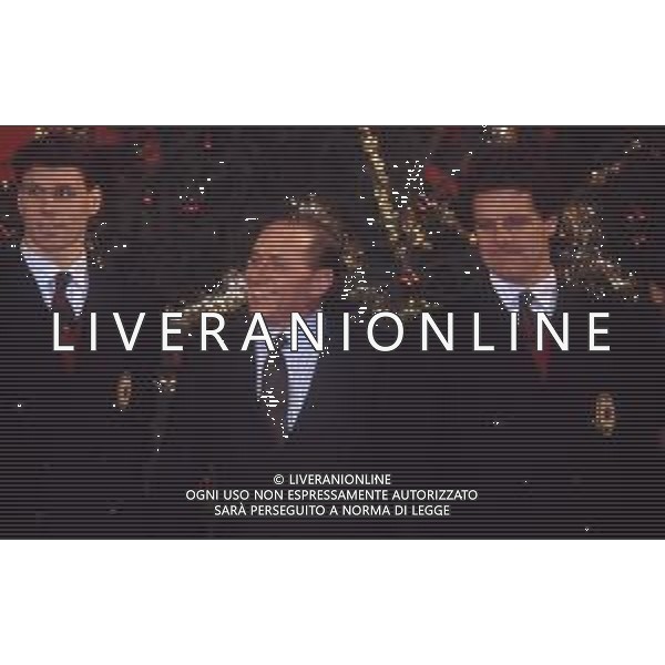 DIAP-RETROSPETTIVA SILVIO BERLUSCONI PRESIDENTE DEL MILAN CALCIO E POLITICO NELLA FOTO SILVIO BERLUSCONI NELL\'ANNO 1992-1993 A MILANO CON MARCO VAN BASTEN E FABIO CAPELLO AG ALDO LIVERANI SAS
