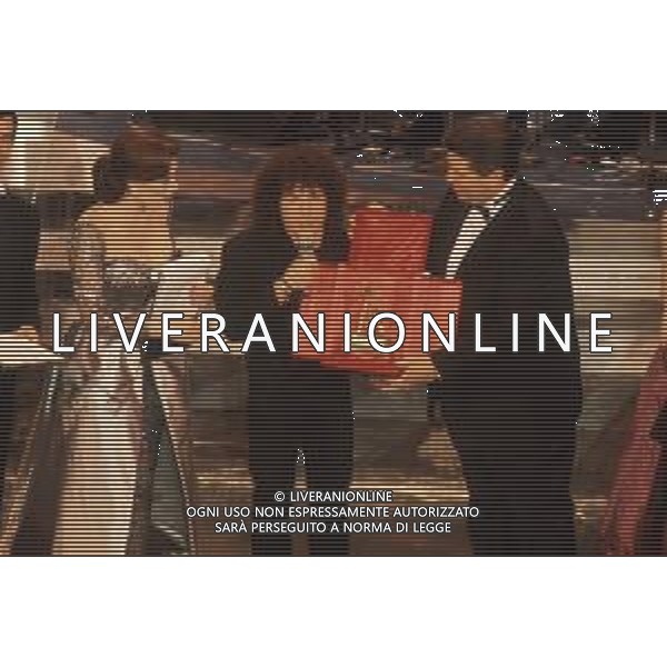 DIAP-RETROSPETTIVA RICCARDO COCCIANTE CANTANTE NELLA FOTO RICCARDO COCCIANTE AL FESTIVAL DI SANREMO NELL\'ANNO 1991 CON EDWIGE FENECH AG ALDO LIVERANI SAS