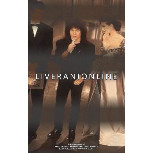 DIAP-RETROSPETTIVA RICCARDO COCCIANTE CANTANTE NELLA FOTO RICCARDO COCCIANTE AL FESTIVAL DI SANREMO NELL\'ANNO 1991 CON EDWIGE FENECH E ANDREA OCCHIPINTI AG ALDO LIVERANI SAS