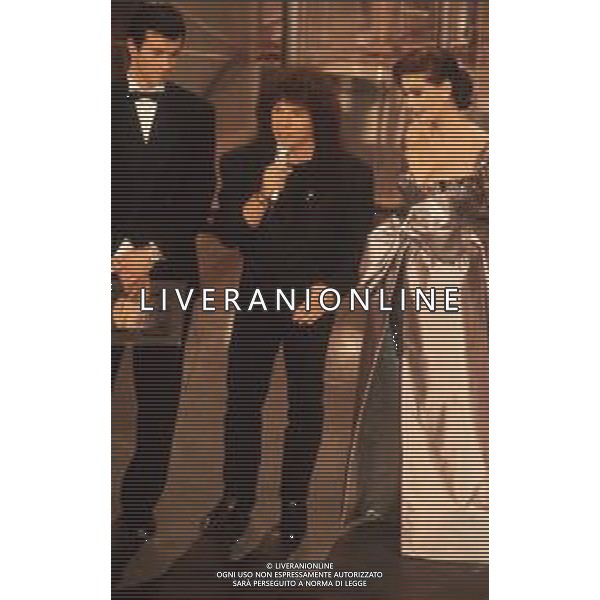 DIAP-RETROSPETTIVA RICCARDO COCCIANTE CANTANTE NELLA FOTO RICCARDO COCCIANTE AL FESTIVAL DI SANREMO NELL\'ANNO 1991 CON EDWIGE FENECH E ANDREA OCCHIPINTI AG ALDO LIVERANI SAS