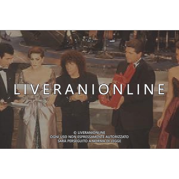 DIAP-RETROSPETTIVA RICCARDO COCCIANTE CANTANTE NELLA FOTO RICCARDO COCCIANTE AL FESTIVAL DI SANREMO NELL\'ANNO 1991 CON EDWIGE FENECH E ANDREA OCCHIPINTI AG ALDO LIVERANI SAS
