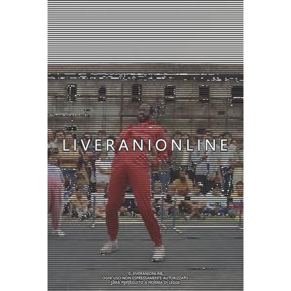 DIAP-RETROSPETTIVA EDWIN MOSES ATLETA NELLA FOTO EDWIN MOSES A VIGEVANO NELL\'ANNO 1984 AG ALDO LIVERANI SAS